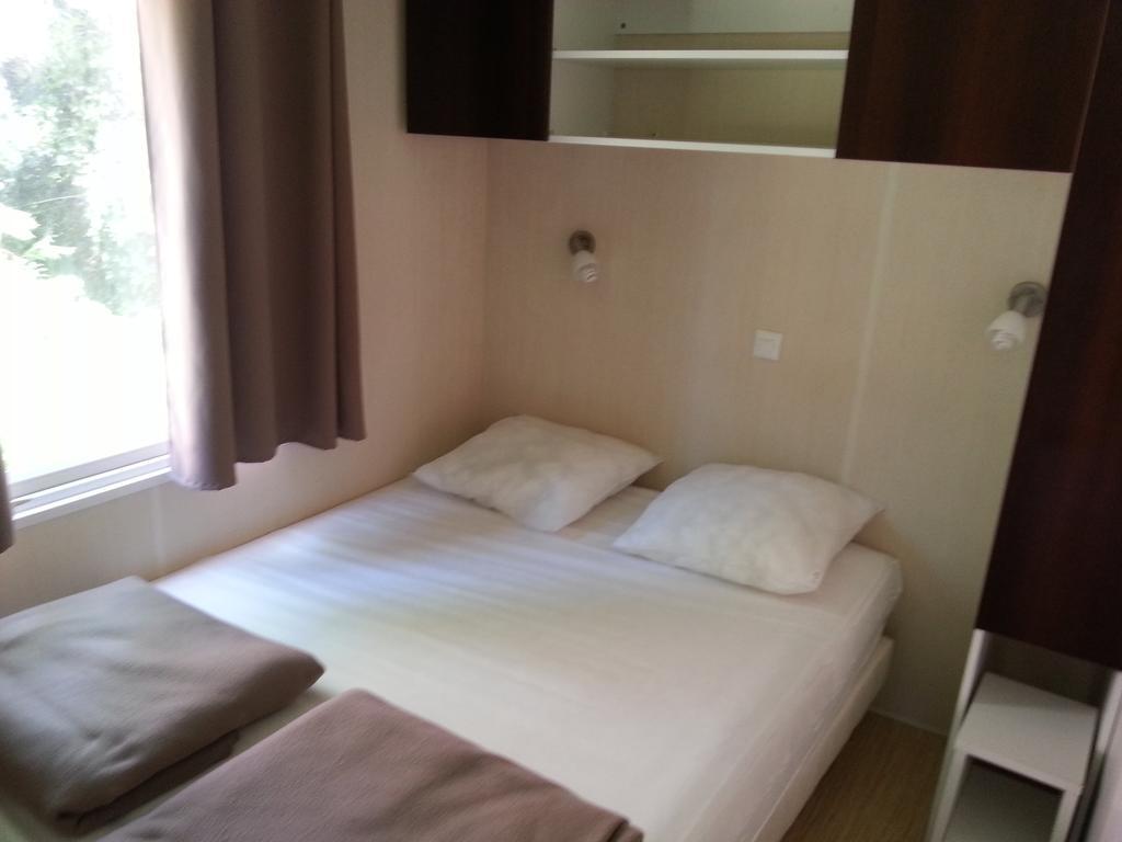 Camping Paradis Bellerive Montfrin Стая снимка