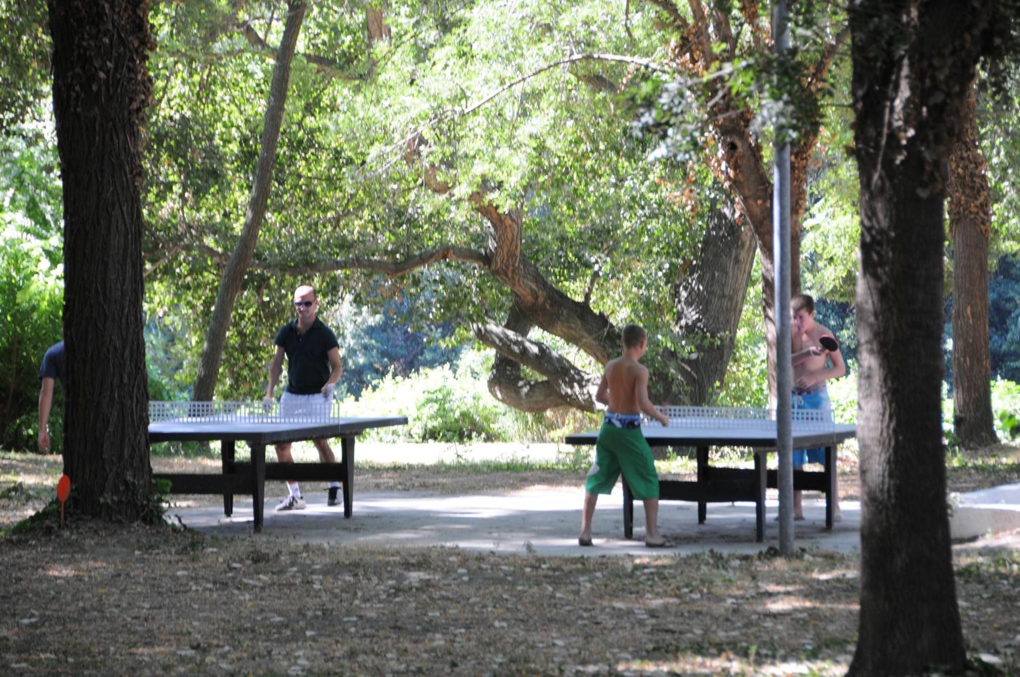 Camping Paradis Bellerive Montfrin Екстериор снимка
