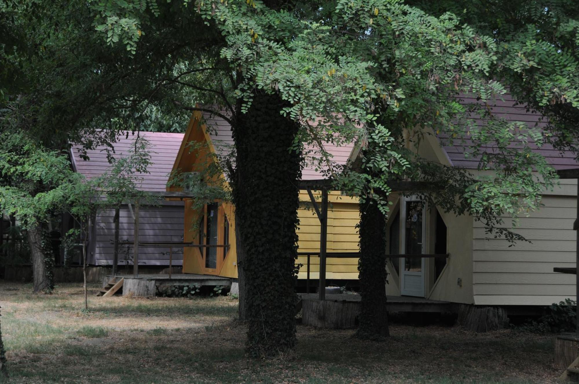 Camping Paradis Bellerive Montfrin Екстериор снимка