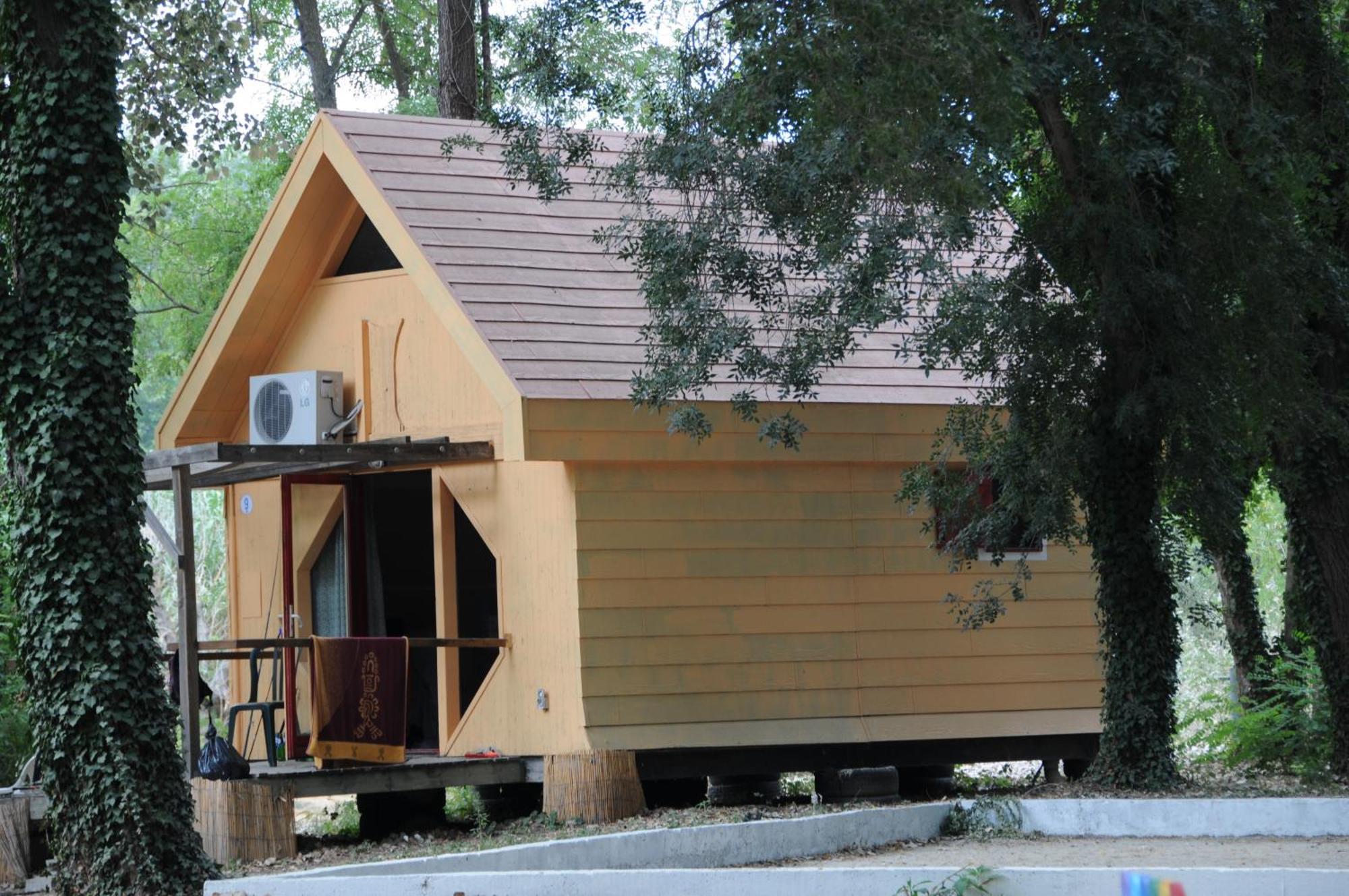 Camping Paradis Bellerive Montfrin Екстериор снимка