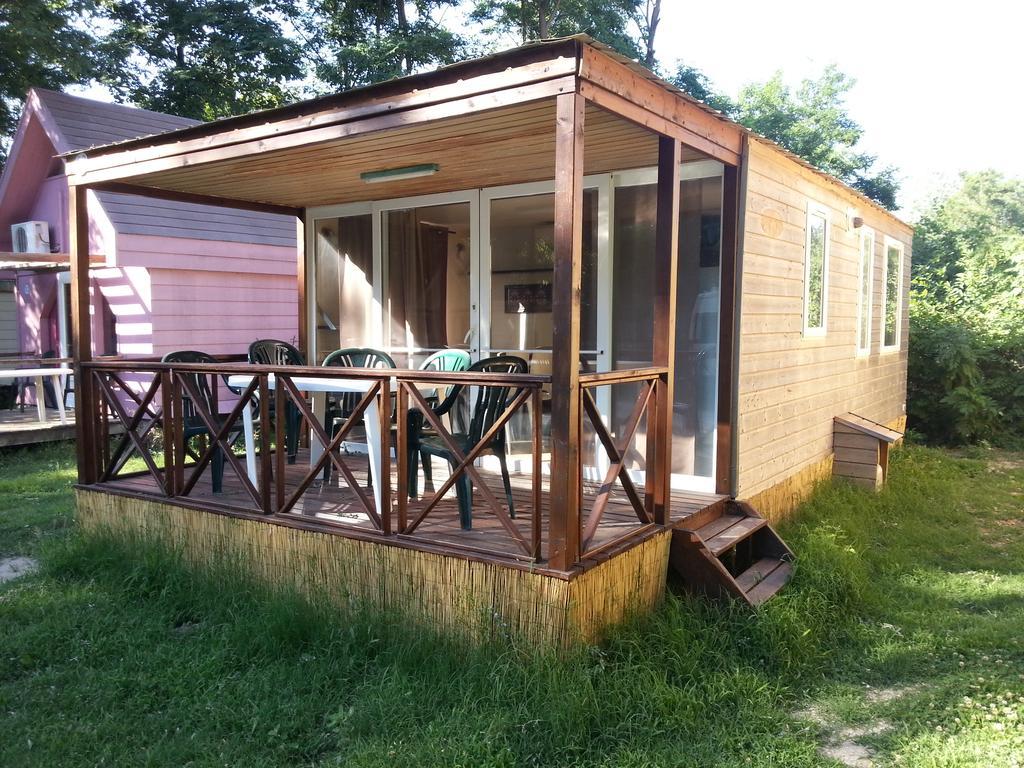 Camping Paradis Bellerive Montfrin Стая снимка